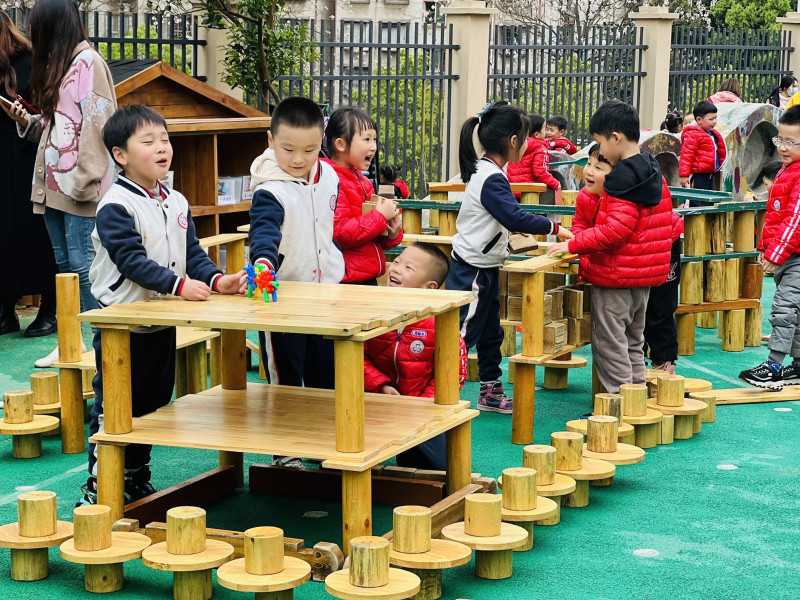 岳麓幼儿教育集团第三幼儿园的孩子们正在用积木搭建各种“建筑”。均为长沙晚报全媒体记者 陈良 通讯员 周佩 摄影报道 岳麓幼儿教育集团第三幼儿园的孩子们正在用积木搭建各种“建筑”。均为长沙晚报全媒体记者 陈良 通讯员 周佩 摄影报道