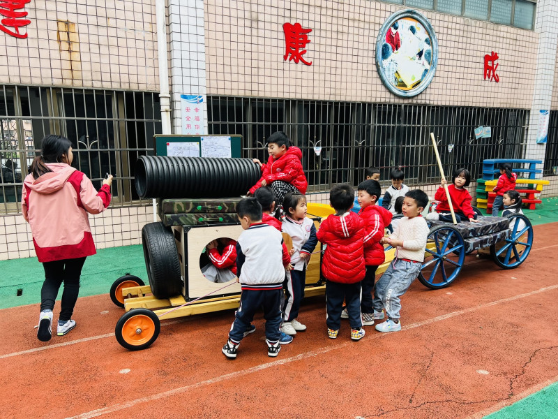 孩子们正在自主玩各种游戏。 孩子们正在自主玩各种游戏。