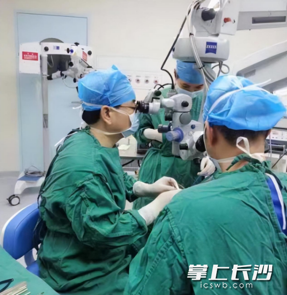 向前教授团队为患者开展手术。