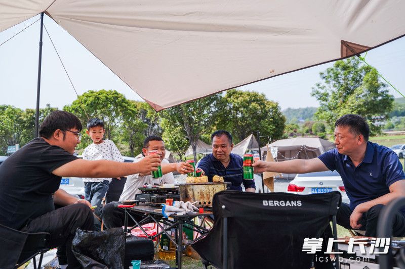 露营不仅为游客提供了游玩新选择，也为当地的乡村振兴发展带来契机，不少游客选择在露营同时购买当地特产用于野炊。
