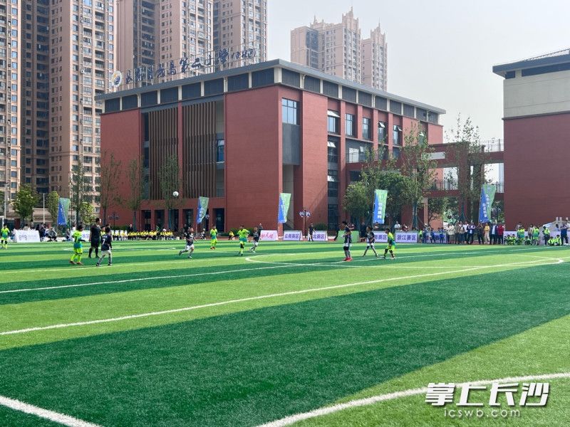 首场比赛由望城足协U10队对战开福区国庆小学。均为全媒体记者 刘俊 摄