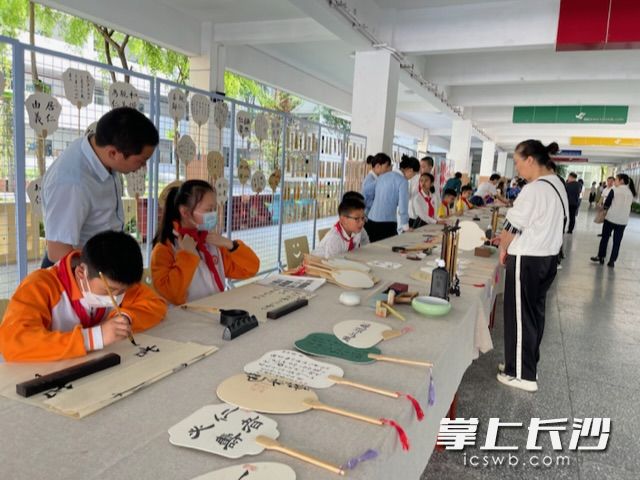 展示现场学生们的精彩作品让来宾流连忘返。