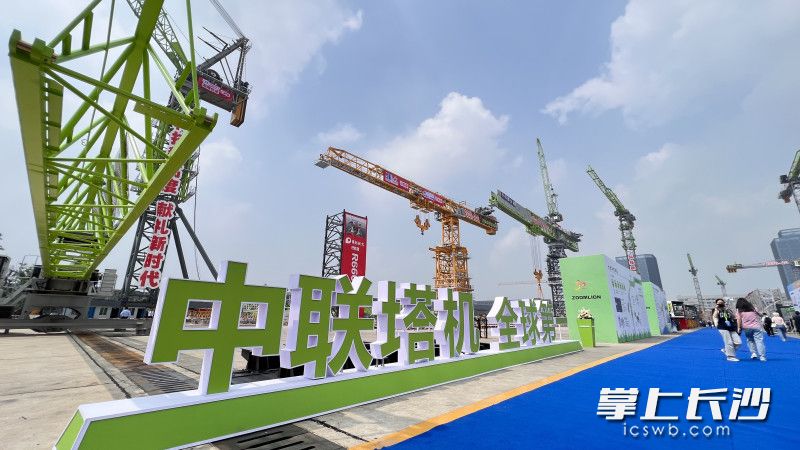 中联重科在塔机技术“无人区”的探索更进一步，“大塔时代”的领航优势更加明显。图片均为长沙晚报全媒体记者 周辉霞 摄