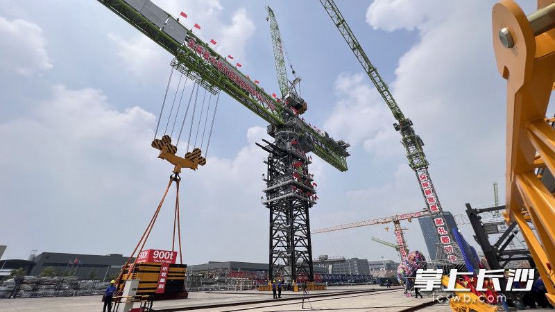 R20000-720塔机在平衡重技术、结构技术、智能控制技术等多方面进行了创新和突破，解决了超大型塔机在强风、高湿、重载等复杂极端工况下作业的多项世界难题。