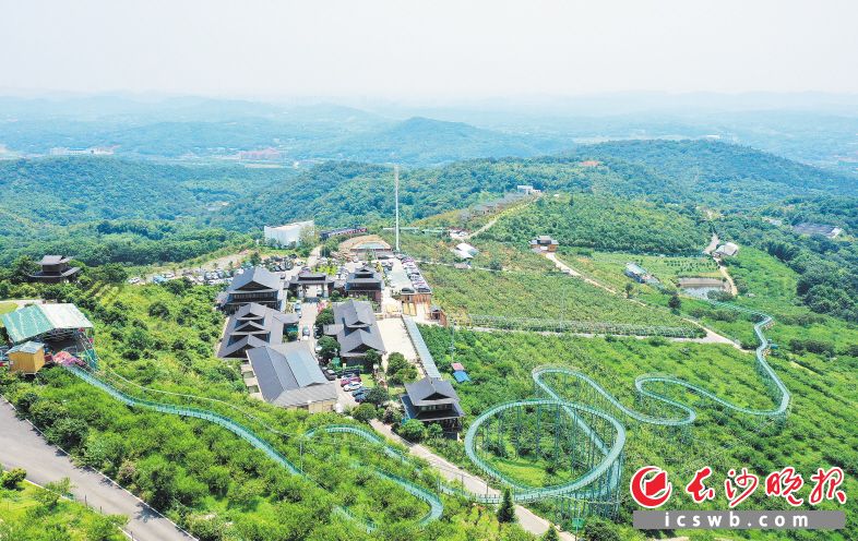 湘江新区的莲花山上风景如画，服务项目多，是市民“五一”短途游的好去处。长沙晚报全媒体记者 邹麟 摄