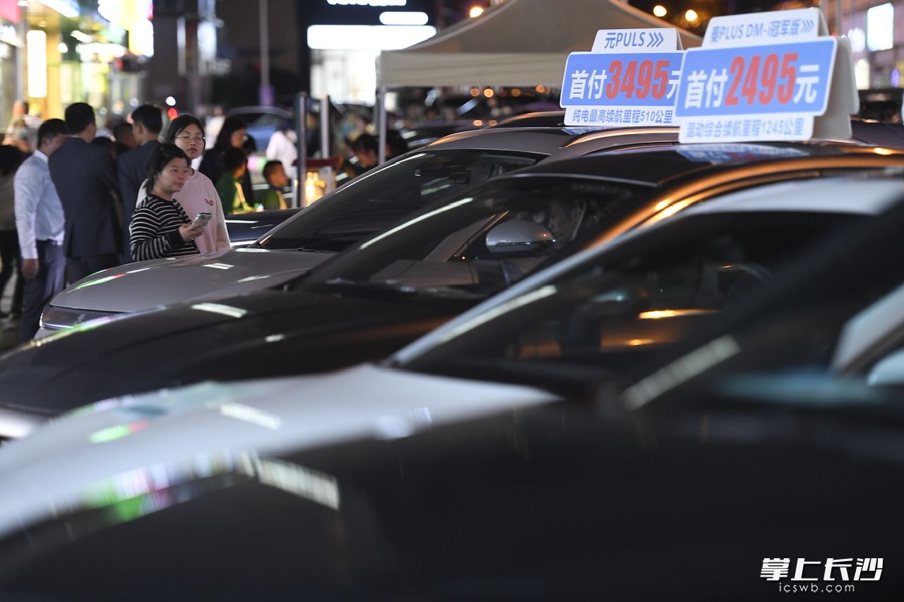 市民在活动现场看车。长沙晚报全媒体记者 黄启晴 摄