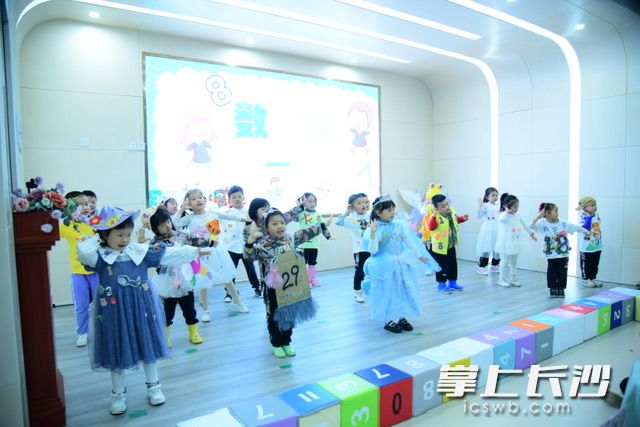 孩子们穿着数字手工服饰走上数学“T”台,做起活力四射的数字操。均为幼儿园供图 孩子们穿着数字手工服饰走上数学“T”台,做起活力四射的数字操。均为幼儿园供图