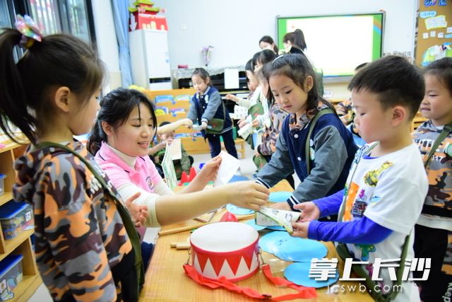 每个幼儿都积极参加有趣的数学游戏活动。 每个幼儿都积极参加有趣的数学游戏活动。