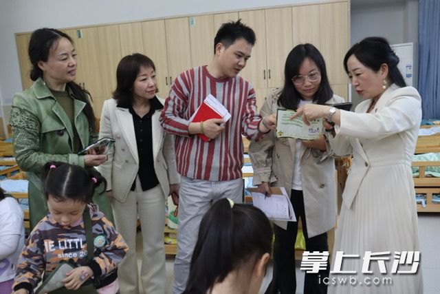 专家组现场观摩研讨。 专家组现场观摩研讨。