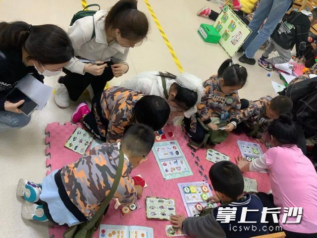 参与观摩的老师也跟幼儿一起沉浸在数学游戏中。 参与观摩的老师也跟幼儿一起沉浸在数学游戏中。