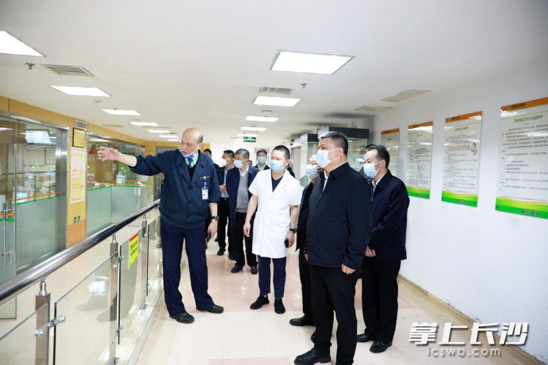 在湖南旺旺医院，陈刚现场检查病区安全管理情况。 长沙晚报通讯员 陈婉依 摄