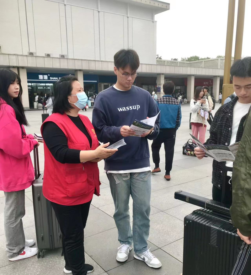 志愿者向游客发放旅游宣传册。 均为长沙晚报全媒体记者 颜家文 摄