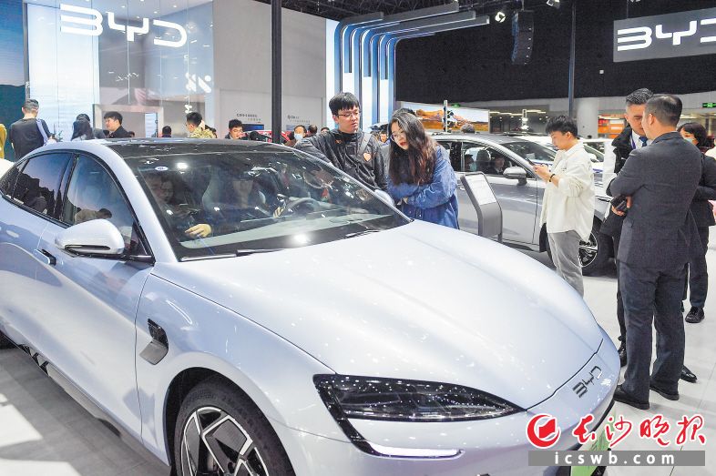 29日是2023湖南车展的第二天,也是“五一”假期的第一天,前来看车购车的朋友络绎不绝。长沙晚报全媒体记者 邹麟 摄 29日是2023湖南车展的第二天,也是“五一”假期的第一天,前来看车购车的朋友络绎不绝。长沙晚报全媒体记者 邹麟 摄