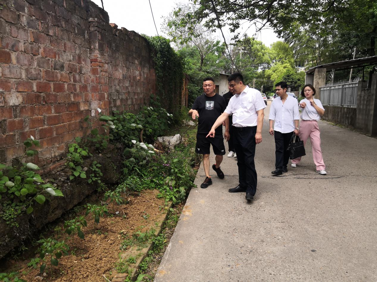 潘虹在长沙市北城供销经理处调研并检查消防安全工作。