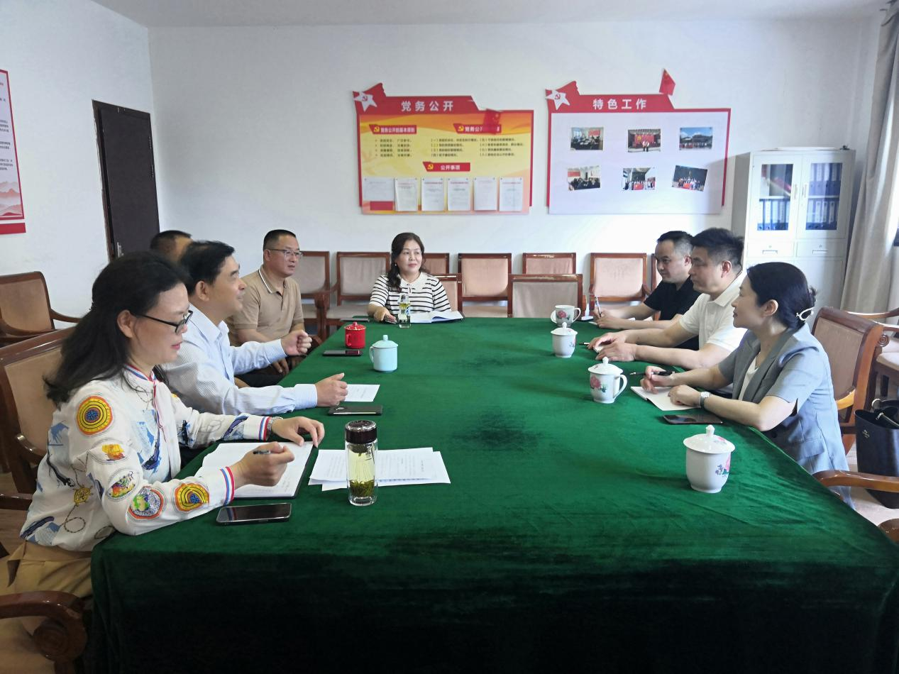 潘虹在长沙天祥日杂商贸有限公司听取工作汇报并看望公司干部职工。