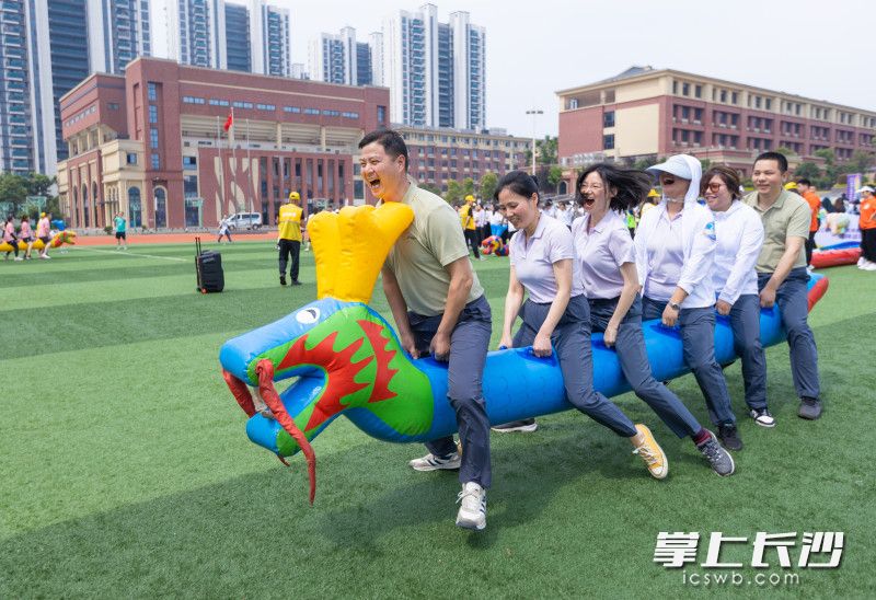 参赛队员们全身心投入比赛，紧密配合，活力满满。