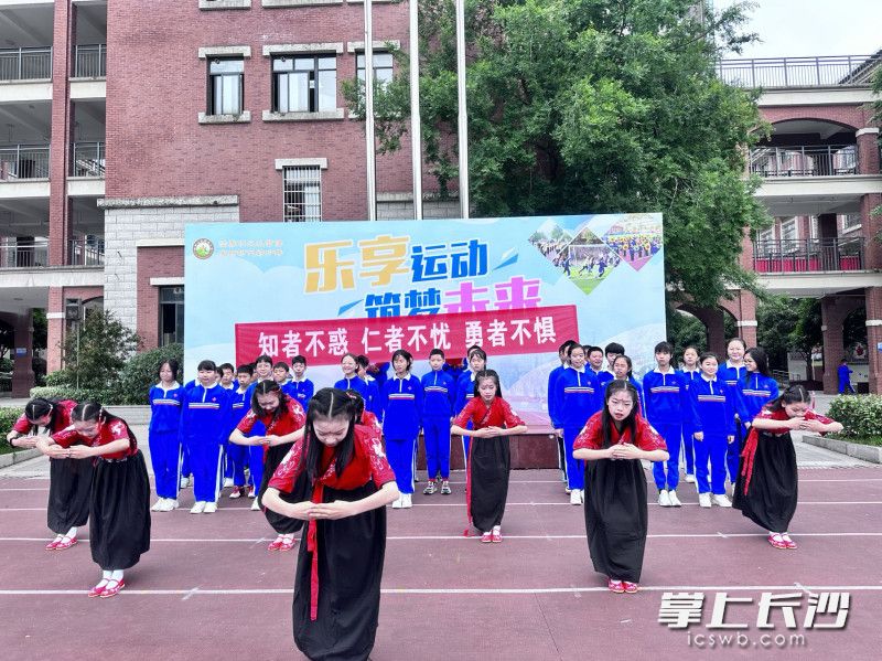 各班以不同的形式来诠释“仁义礼智信”。