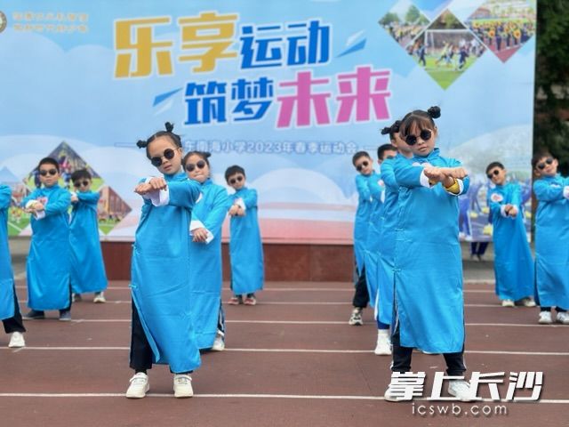炫酷的表演，用了孩子们最喜欢的方式。
