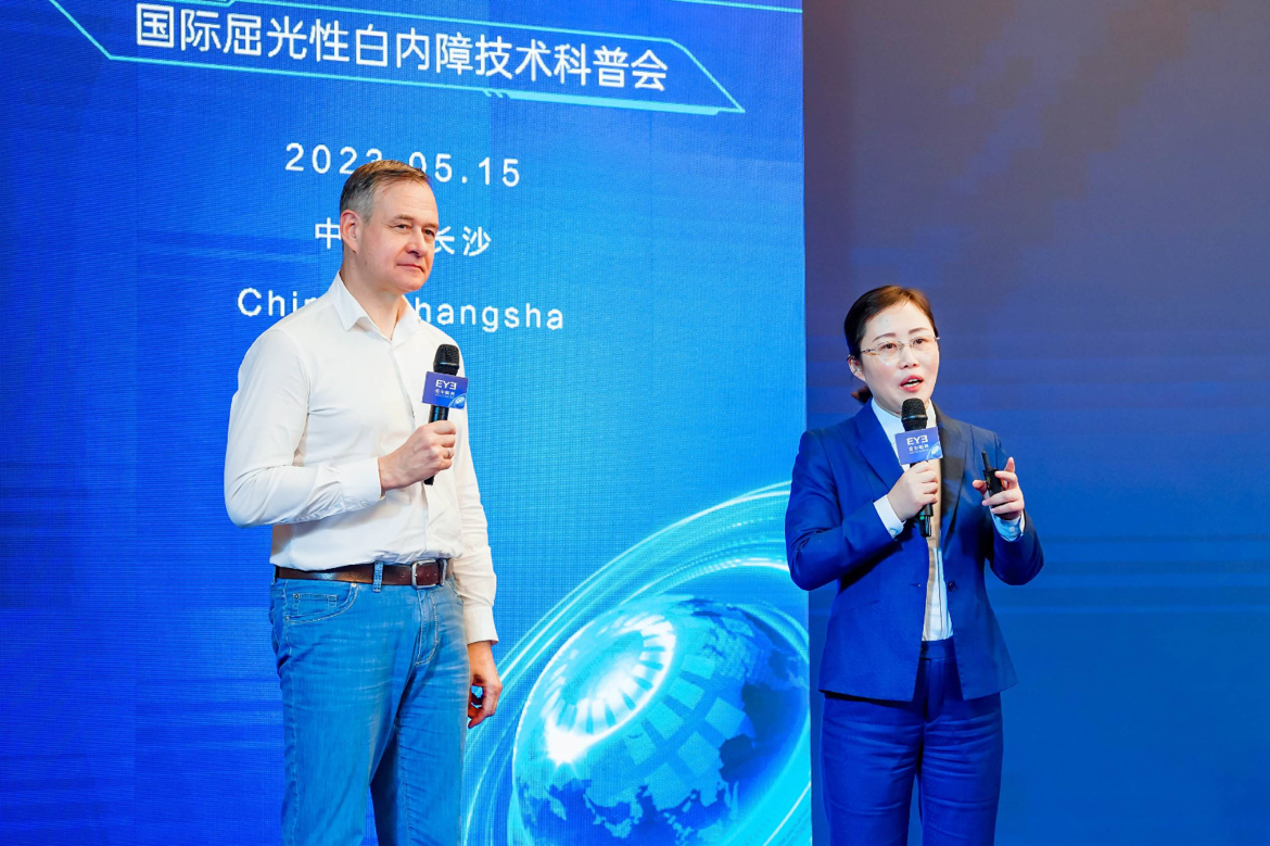 俄罗斯眼科学会主席、欧洲白内障和屈光外科医师协会委员会委员Boris Malyugin和唐琼燕就大众关注的问题做解答。