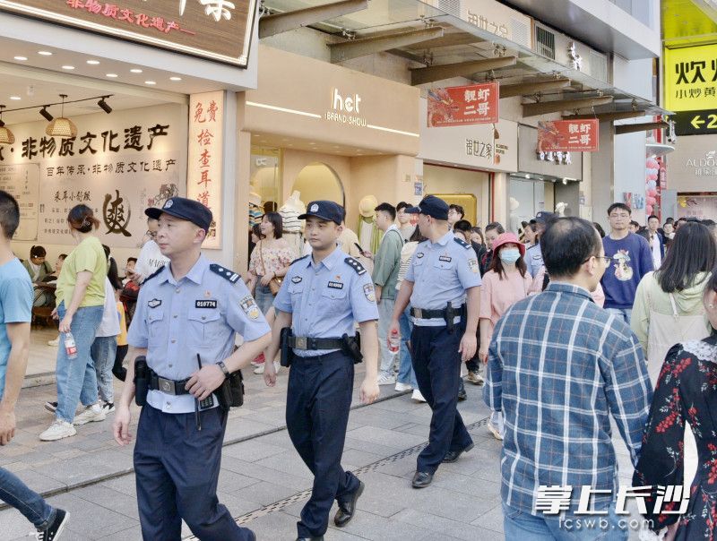 “五一”假期，长沙刑警在街头巡逻。均为长沙市公安局 供图