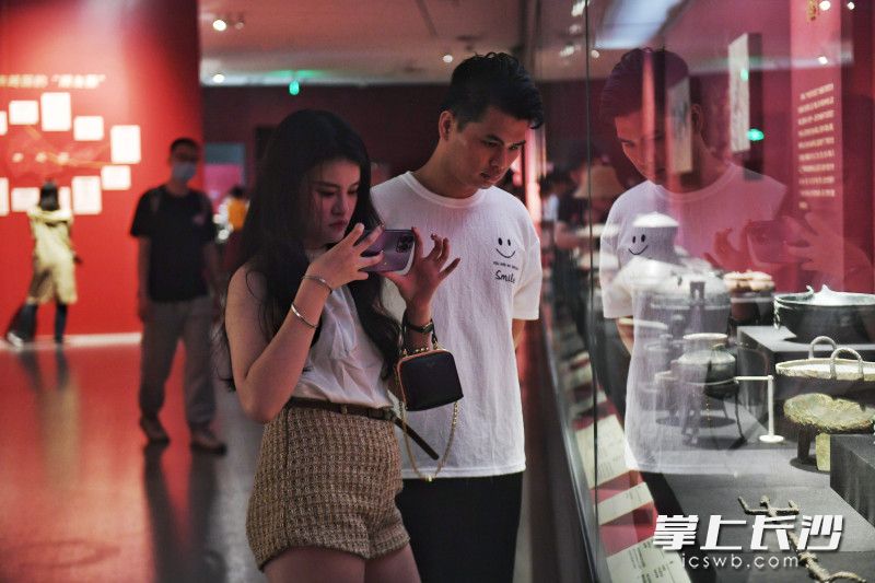 市民在饶有兴趣地观展。