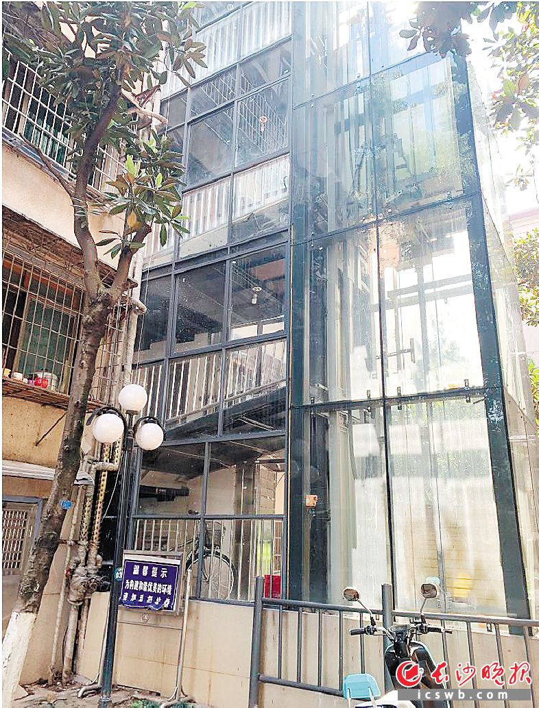 这台电梯早已建好，居民期盼尽快交付。长沙晚报全媒体记者 邓艳红 摄