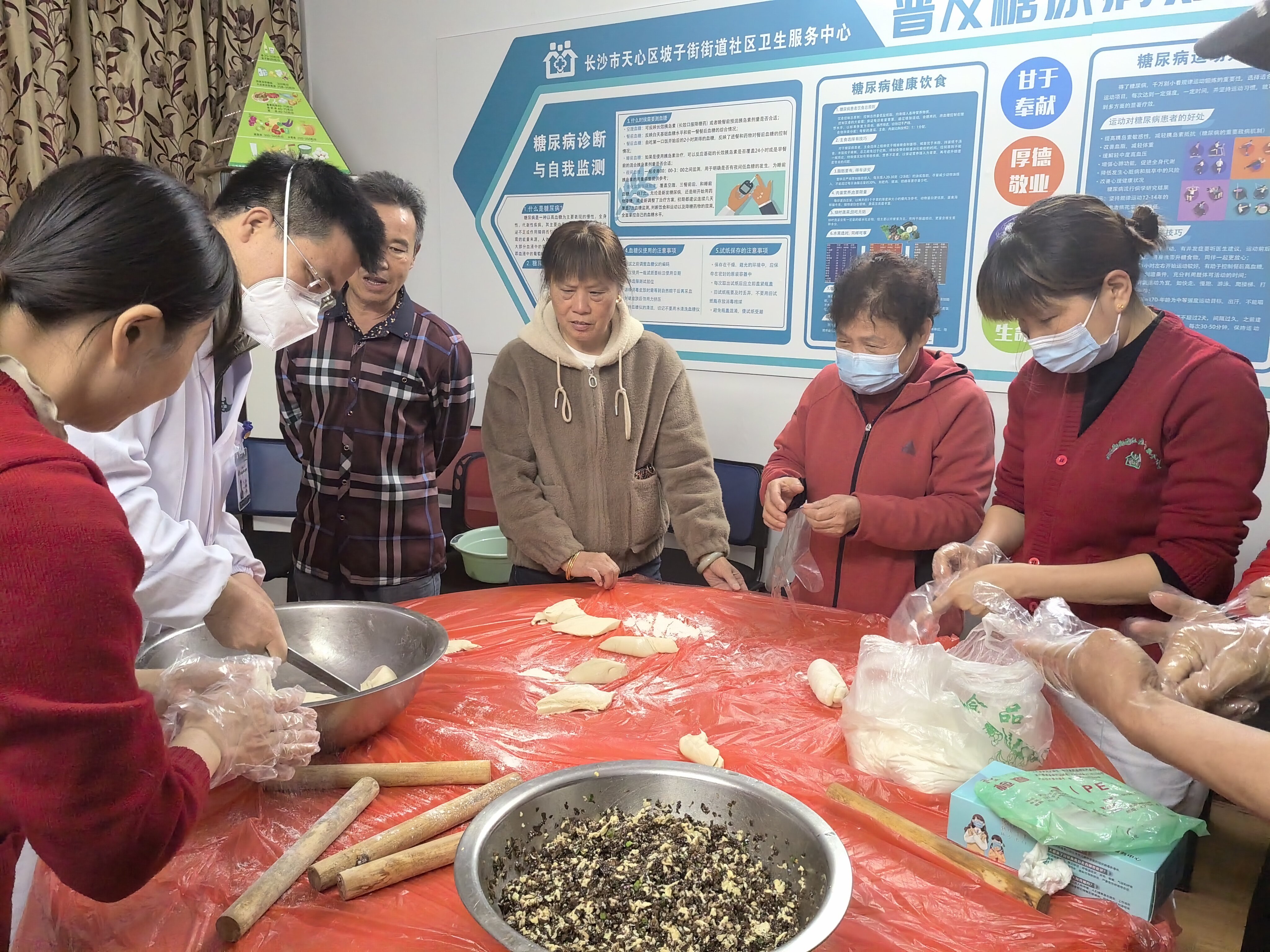 在坡子街街道社区卫生服务中心，长沙市第三医院内分泌代谢科专家开展糖尿病健康管理培训。