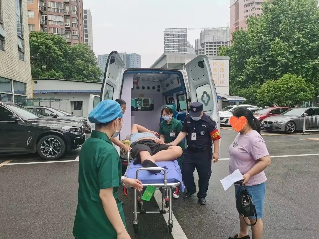 天心区医疗集团内基层医疗机构和三甲医院之间绿色通道快速转诊危急重症患者。
