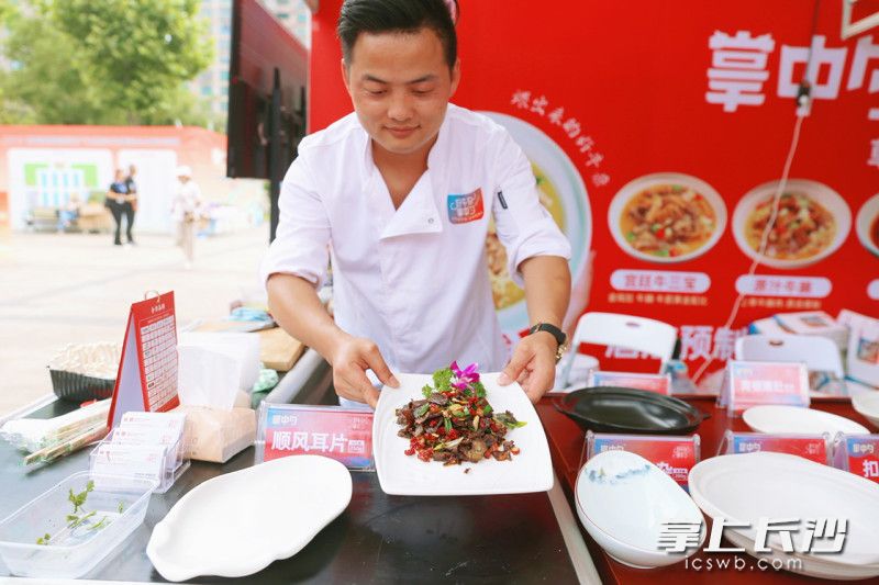 某企业研发厨师现场加工预制菜腊牛腩。长沙晚报全媒体记者 颜开云 摄
