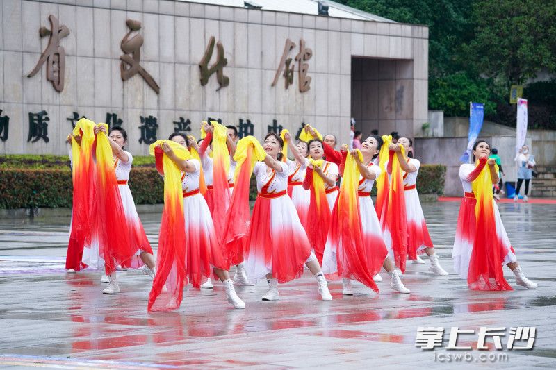 启动仪式上举行了广场舞展演活动。均为主办方供图