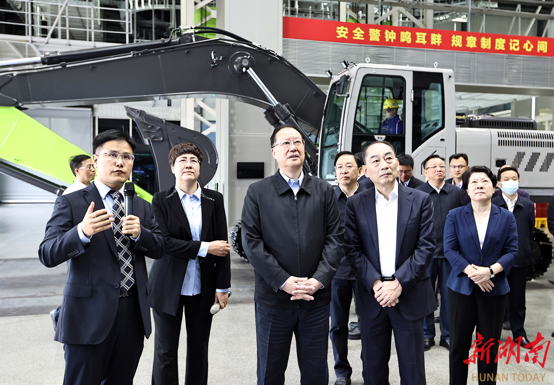 5月24日上午，省委副书记、省长毛伟明在中联重科智慧产业城土方机械园调研。图片/湖南日报全媒体记者 刘尚文 摄