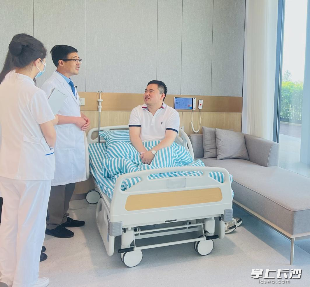 李栋教授团队在博鳌乐城爱尔眼科医院住院病房对患者进行术后问询。