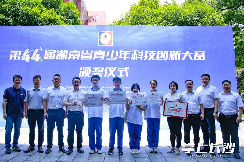 中雅培粹学校老师和获奖学生。