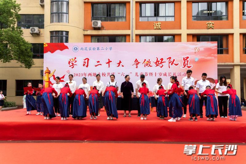 优秀少年受到表彰。