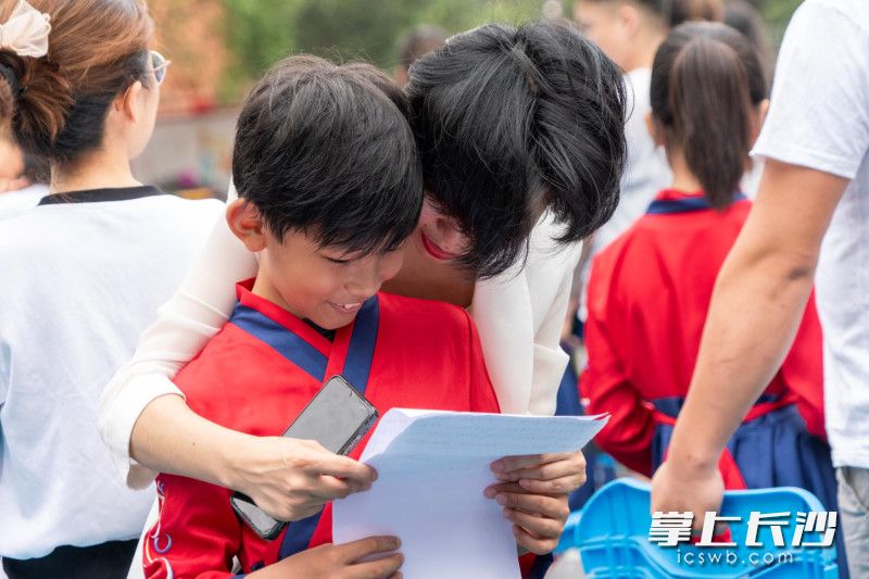和父母互赠书信。