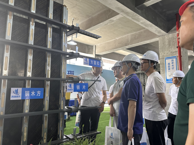 来自新区各建设、施工、监理单位的管理人员走进创美大厦项目观摩学习。 来自新区各建设、施工、监理单位的管理人员走进创美大厦项目观摩学习。