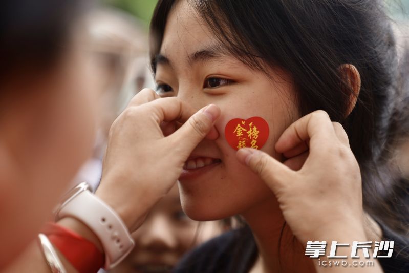 今日老师将祝福贴上笑脸。长沙晚报全媒体记者周数邑摄