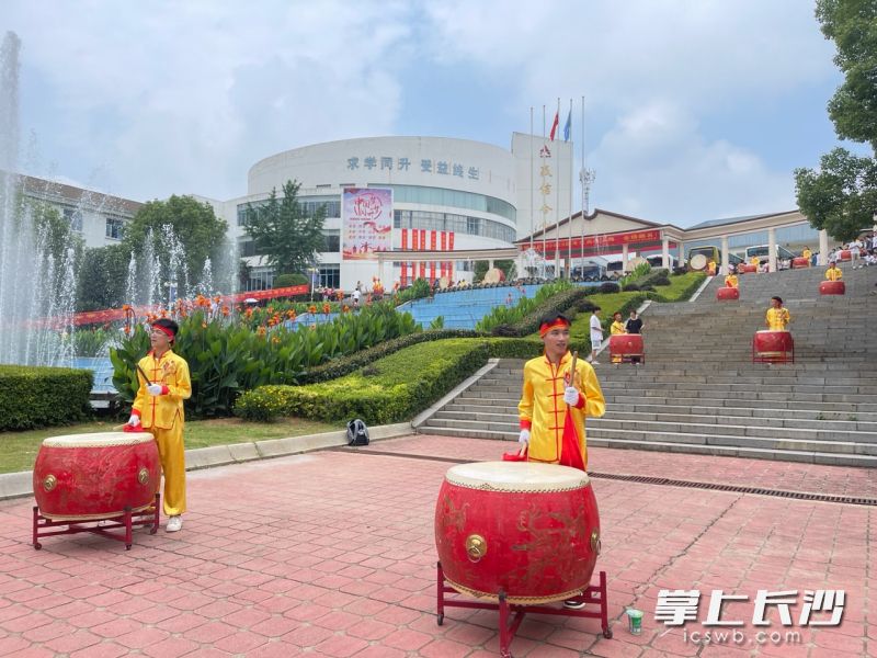 鼓声雷动，气势如虹。