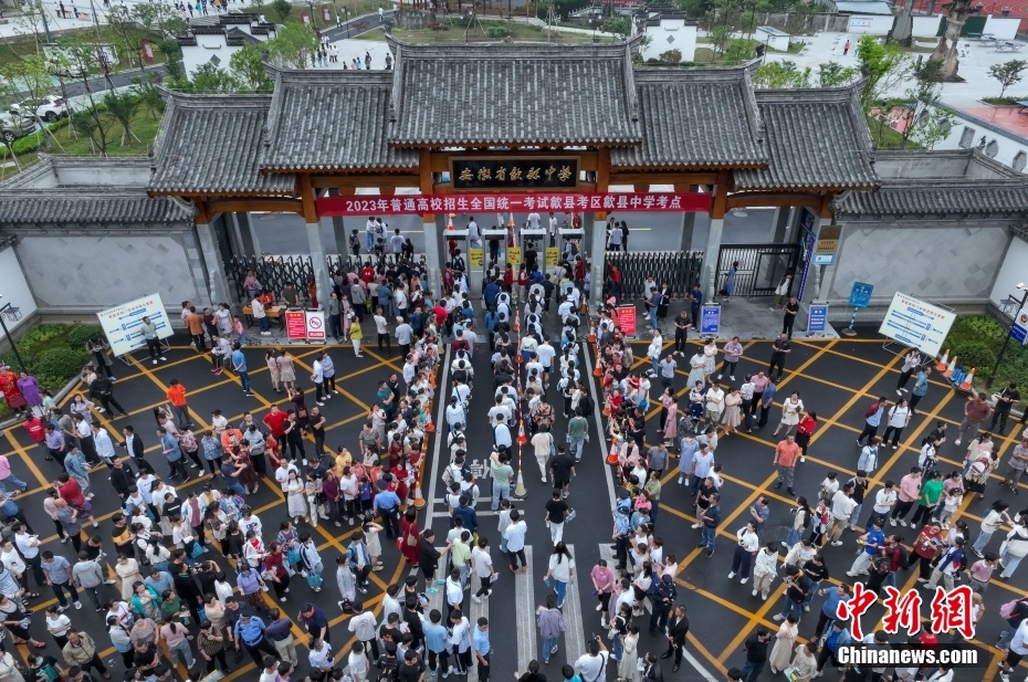 在安徽省黄山市歙县考区歙县中学考点，考生有序进入考场。(无人机照片)
