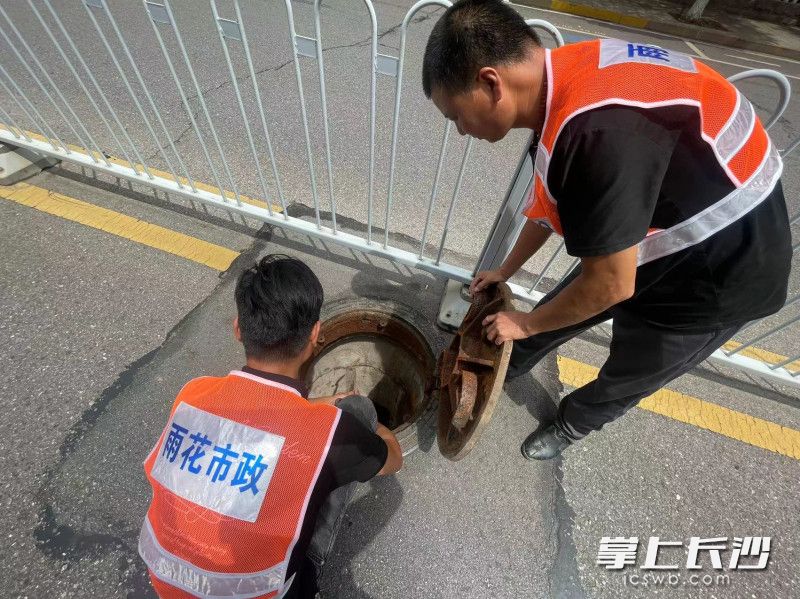 雨花区市政设施维护中心工作人员正在更换“五防”井盖。均为长沙晚报全媒体记者 周游 通讯员 高兴 摄