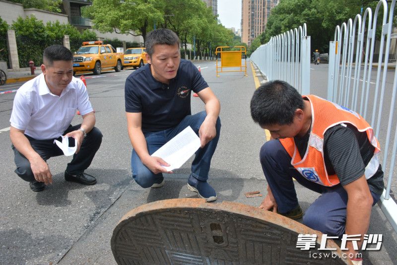 雨花区市政设施维护中心工作人员正在更换“五防”井盖。