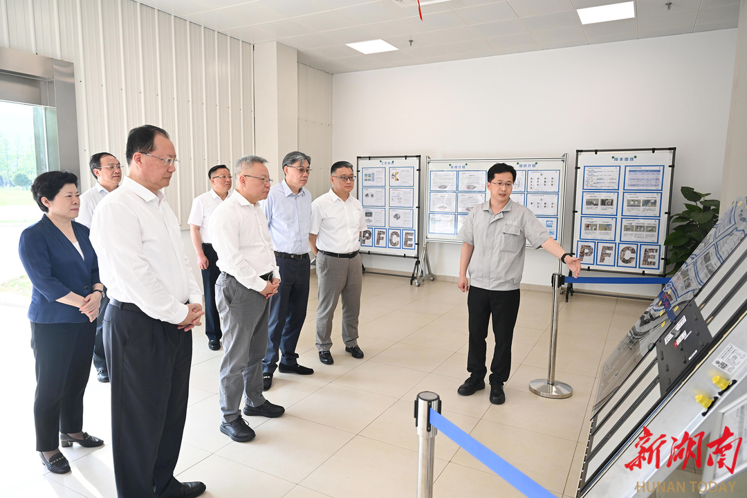 6月14日,沈晓明、毛伟明在上汽大众长沙分公司调研,询问了解企业发展、生产经营等情况。图片/湖南日报全媒体记者 唐俊 摄 6月14日,沈晓明、毛伟明在上汽大众长沙分公司调研,询问了解企业发展、生产经营等情况。图片/湖南日报全媒体记者 唐俊 摄