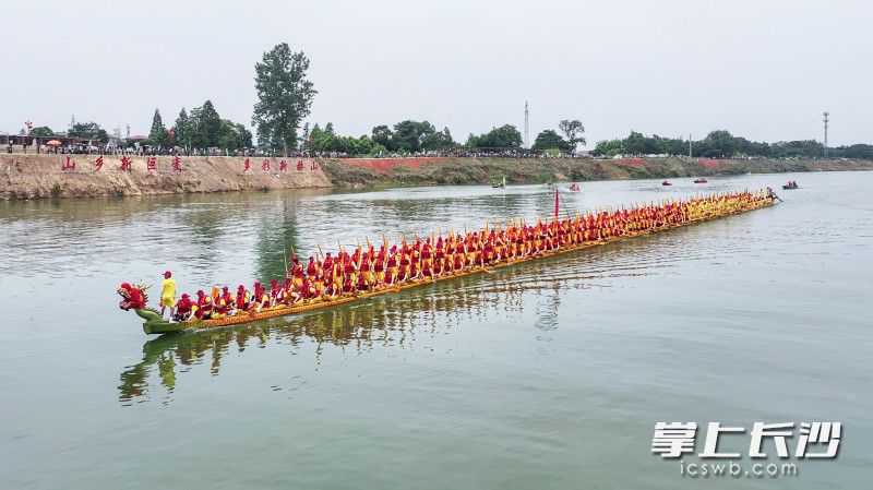 近日，益阳赫山区兰溪镇北岸新村，一条长99.99米，宽1.88米的超长“双桡”龙舟正式下河试水。