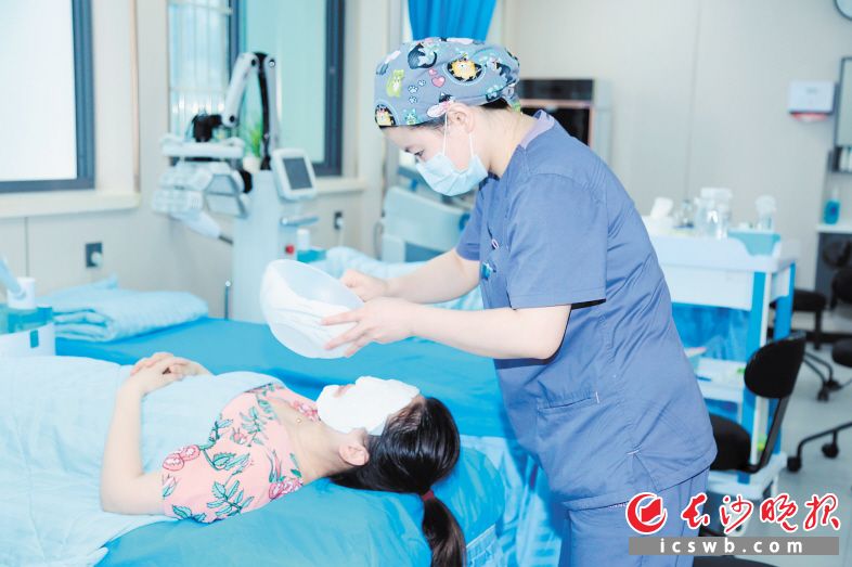 皮肤科医护人员在为就诊患者做中药倒模。