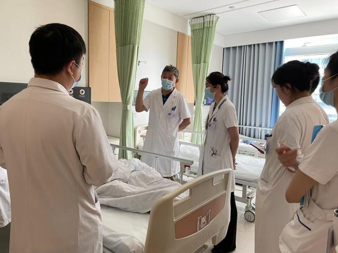 王志军教授（男）在长沙爱尔眼科医院查房。