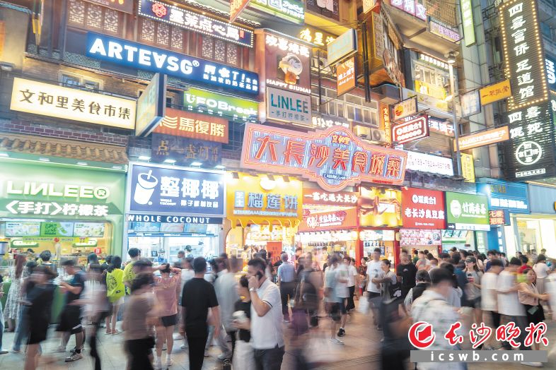 步行街好吃的好玩的齐聚，吸引全国游客。