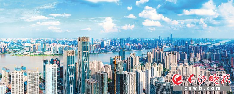 长沙一江两岸风光让游客沉醉。均为长沙晚报全媒体记者 邹麟 周数邑 摄