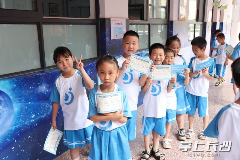 6月30日下午，雨花区砂子塘万境水岸小学一二年级学科期末游艺闯关活动正在进行中。均为通讯员 欧凌燕 摄