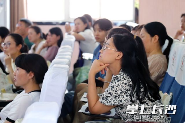参与培训认真听讲的老师。