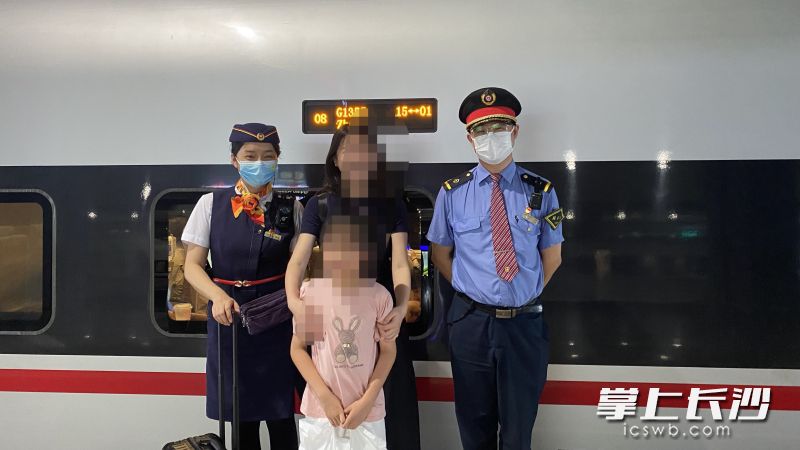 家长接到小孩，与列车工作人员合影。  均为广铁集团供图